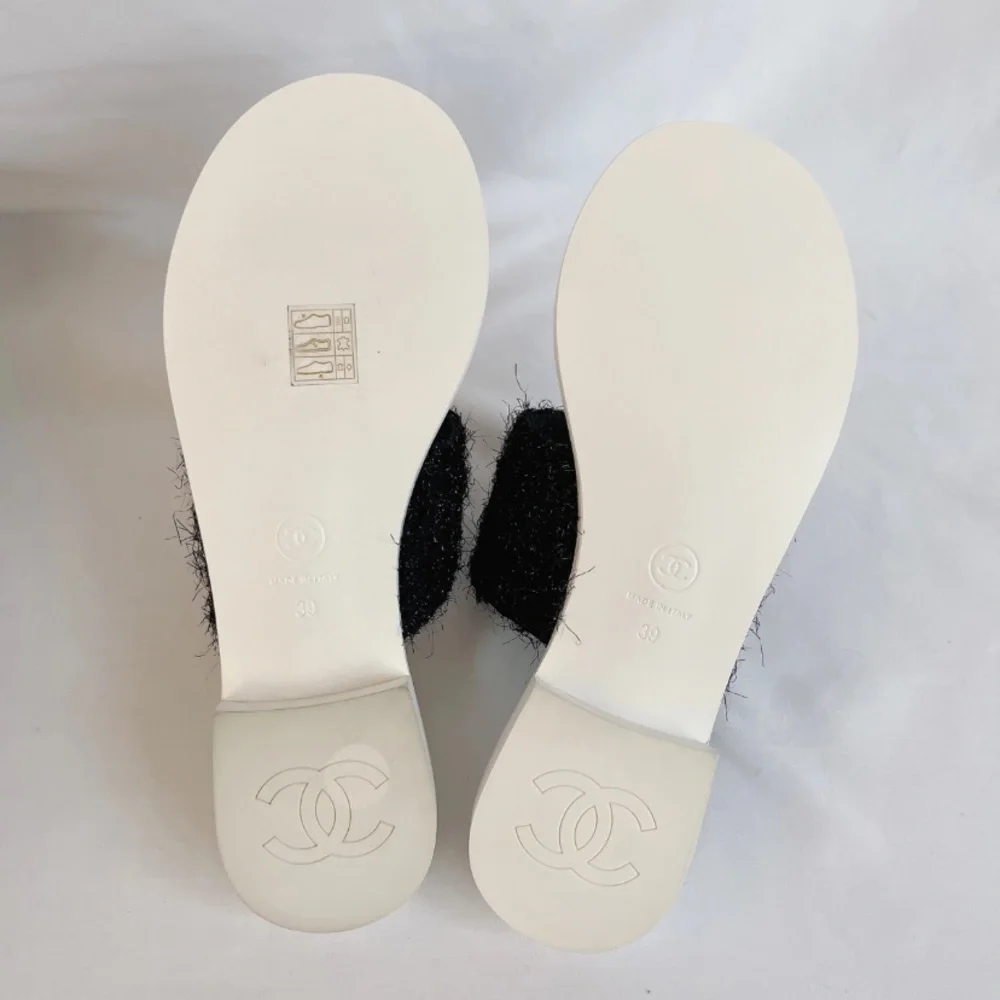 CHANEL CC logo sandals